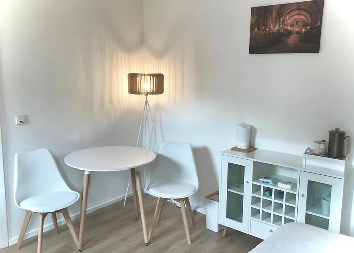 Klein Und Fein Fuer Nach Dem Wein, Roemerstrasse *